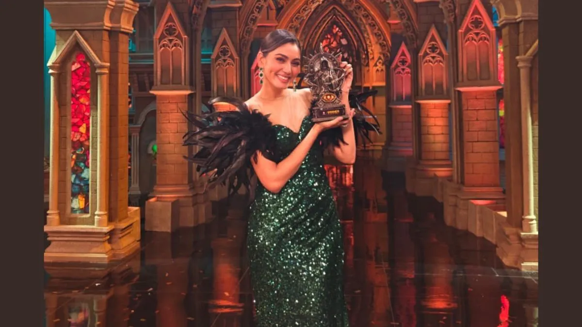 bigg-boss-ott-3-winner-sana-makbul-lifts-trophy-of-anil-kapoor-led-show-takes-home-rs-25-lakh-cash-prize-photos-videos